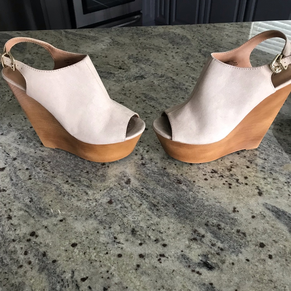 Taupe wedge platforms! 💕💕